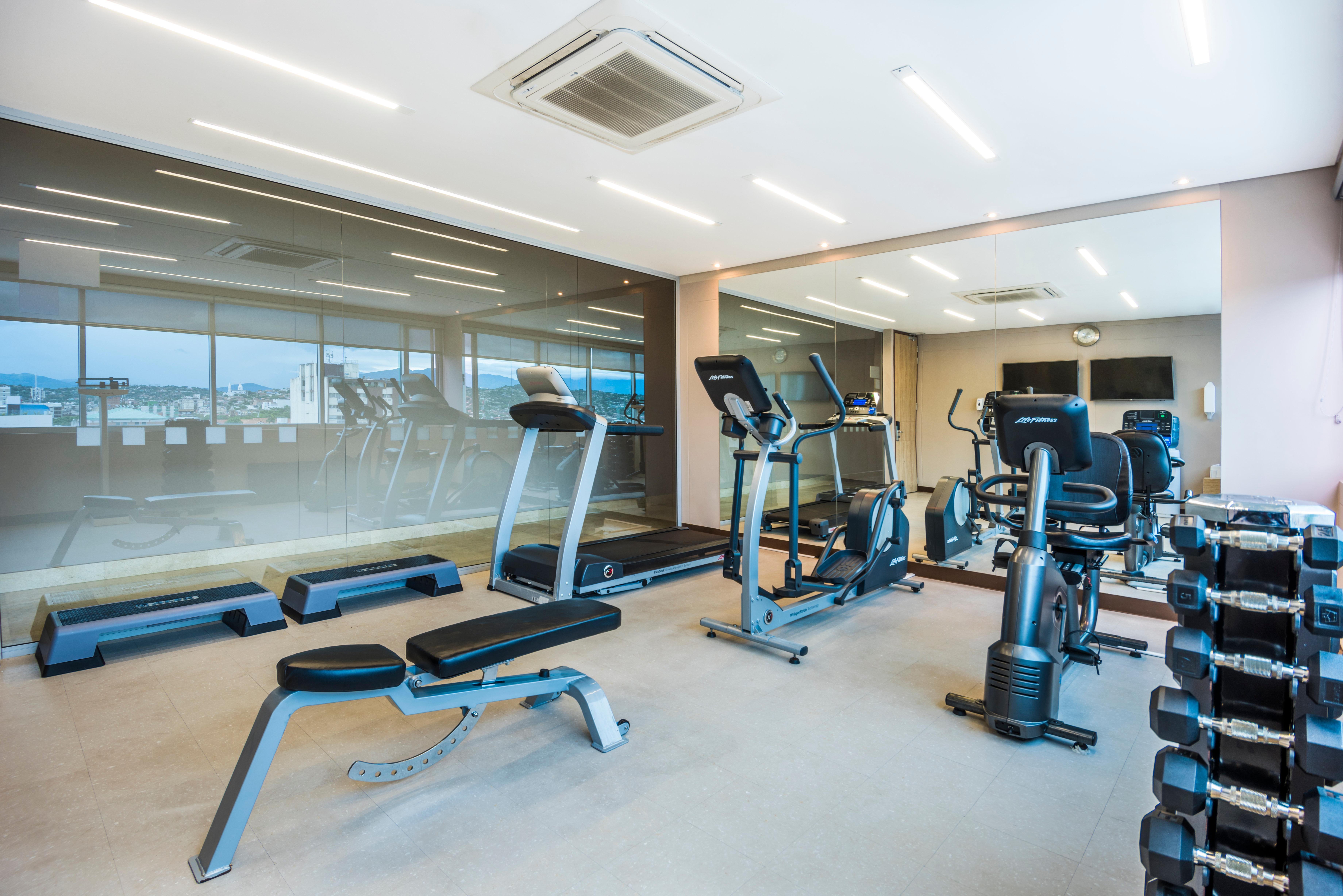 Holiday Inn Cucuta By Ihg Екстериор снимка A gym in a hotel