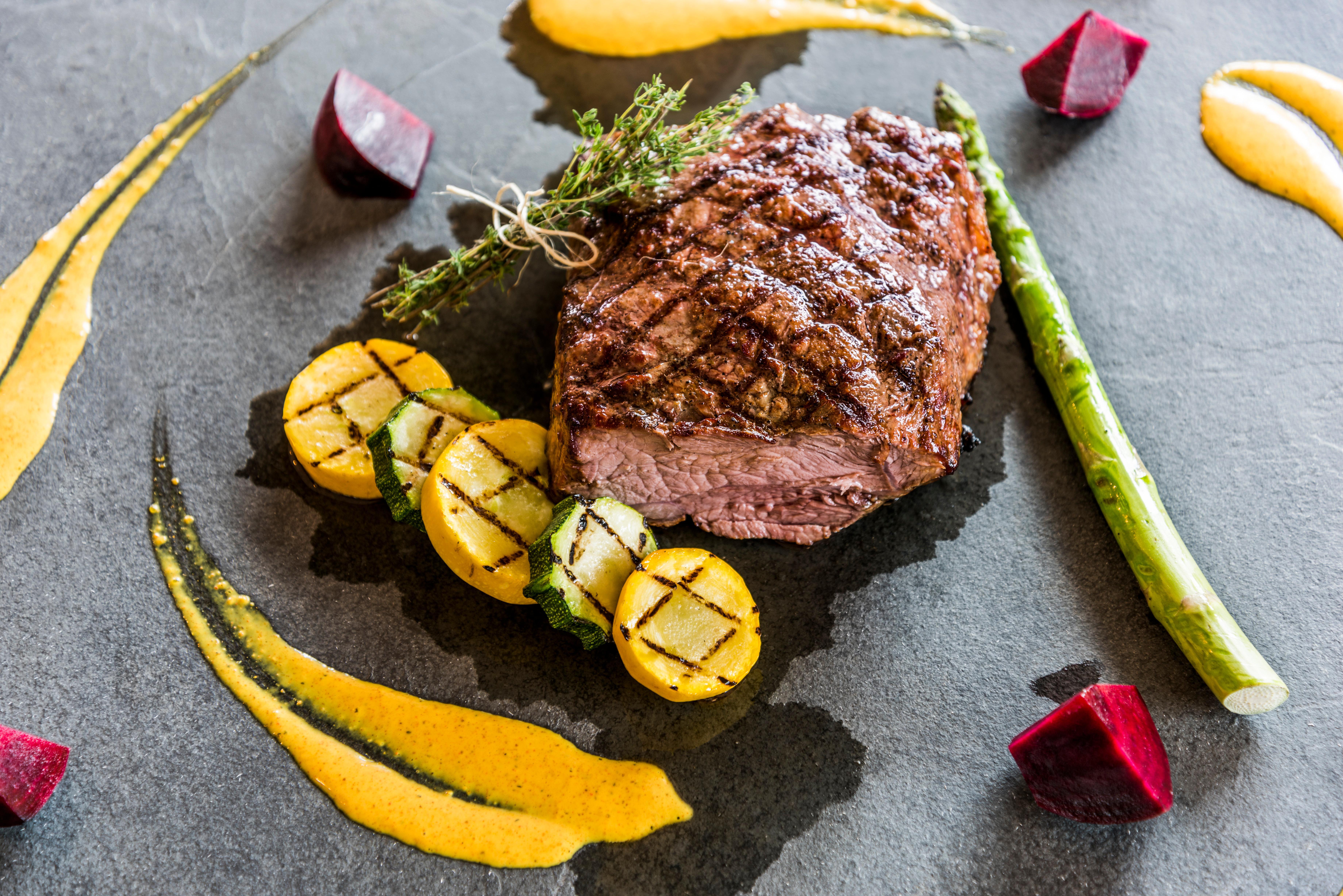 Holiday Inn Cucuta By Ihg Екстериор снимка A steak prepared with vegetables