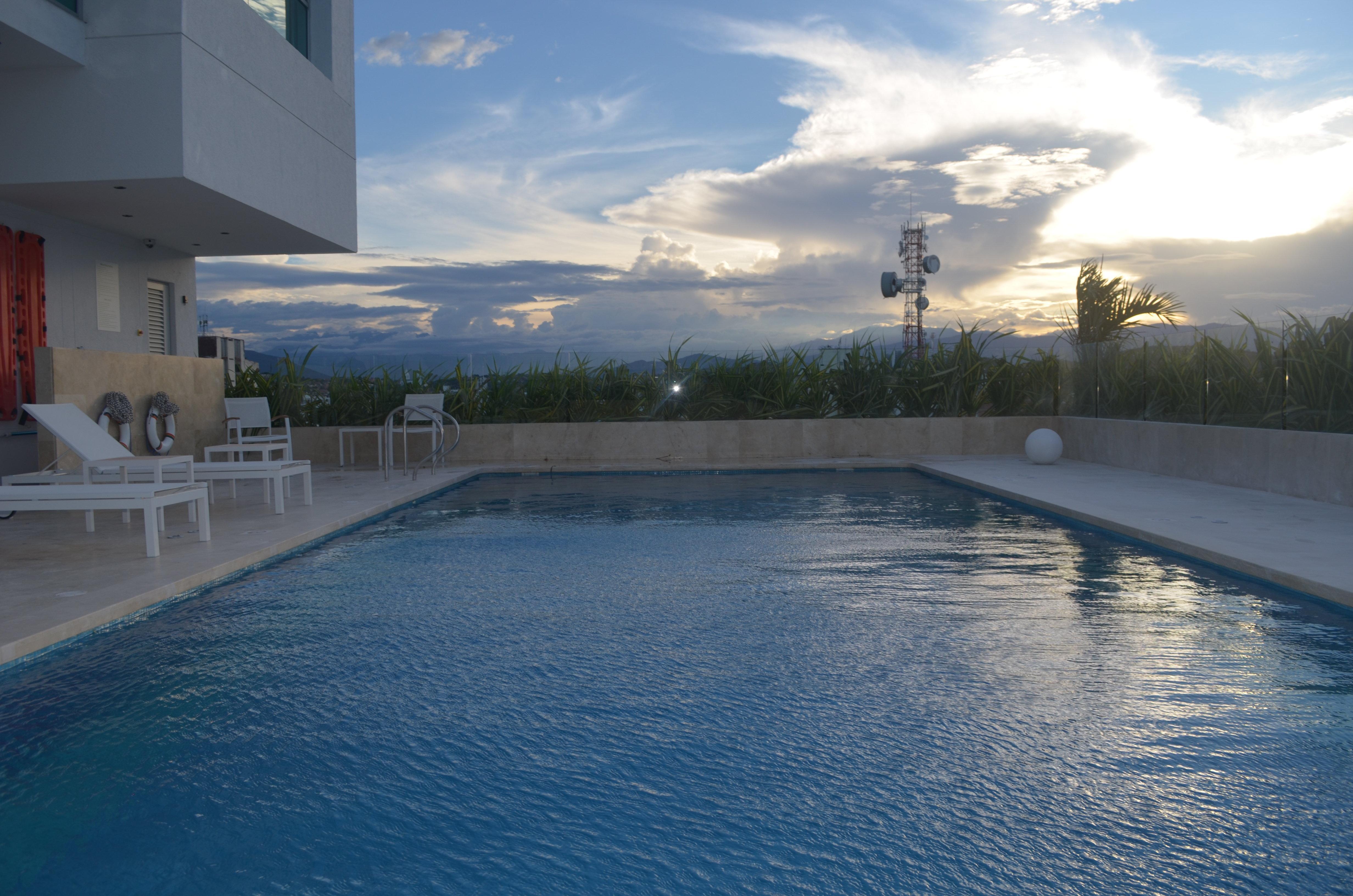 Holiday Inn Cucuta By Ihg Екстериор снимка Swimming pool at the hotel