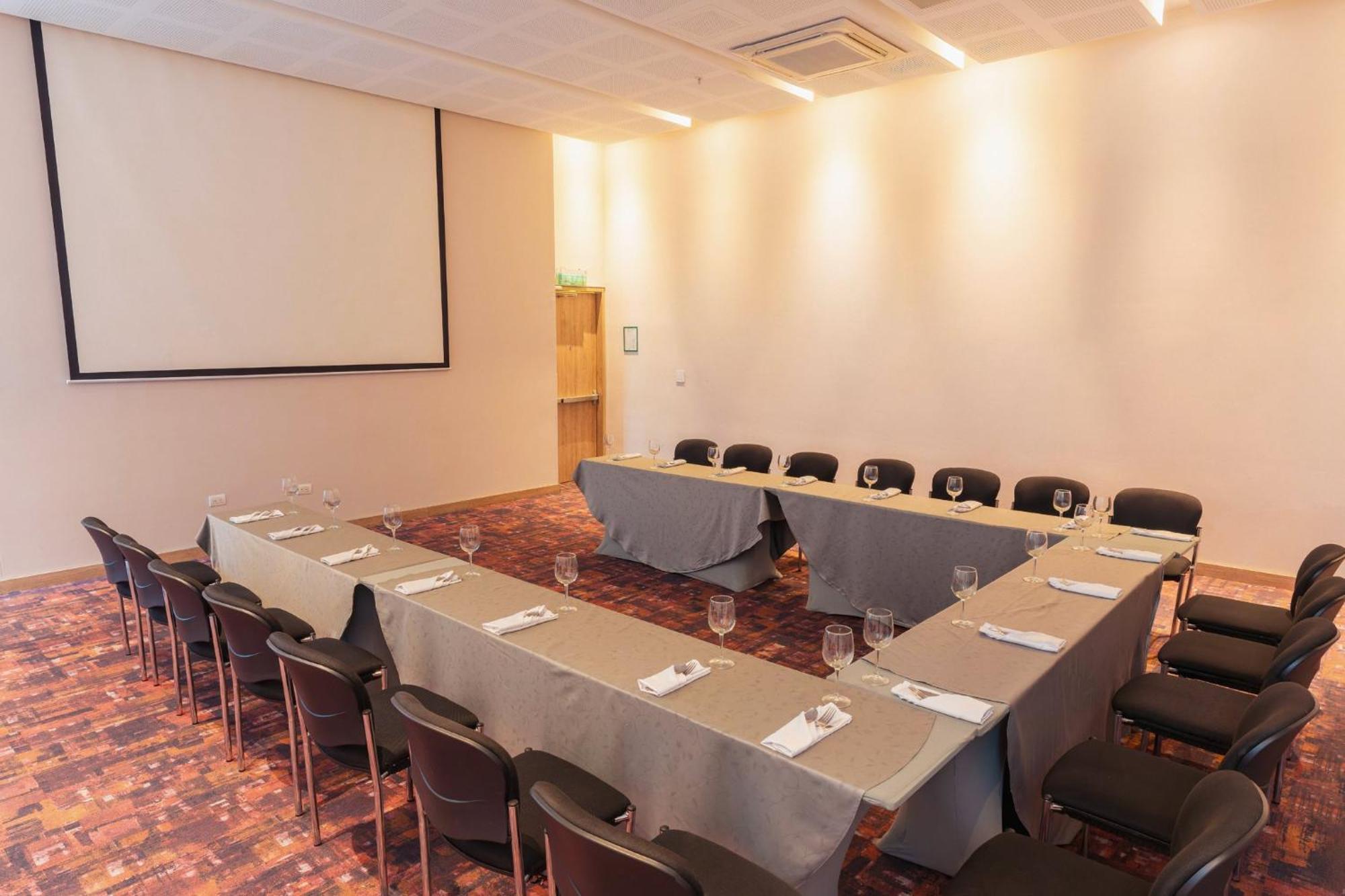 Holiday Inn Cucuta By Ihg Екстериор снимка Meeting room