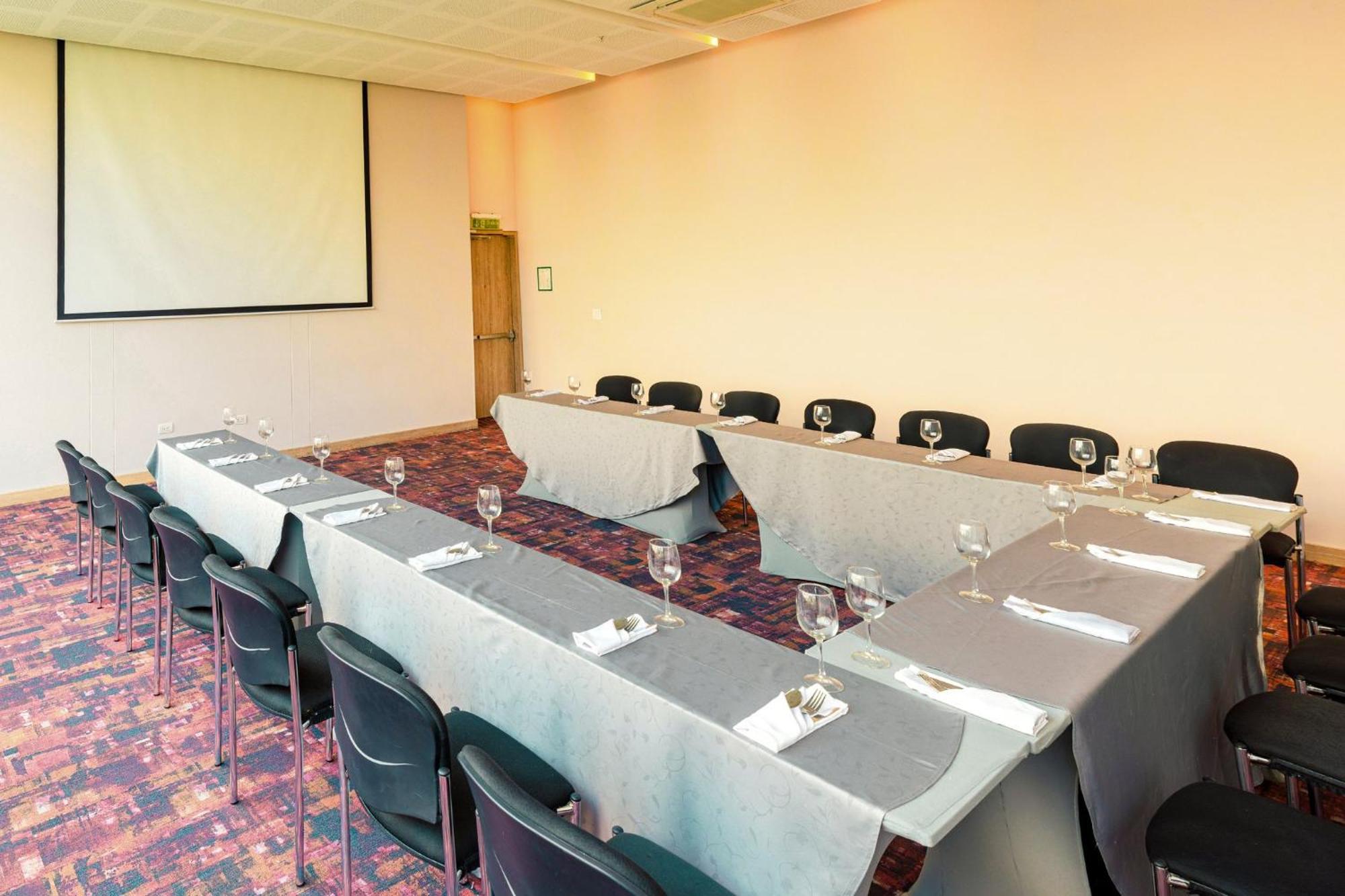 Holiday Inn Cucuta By Ihg Екстериор снимка The meeting room