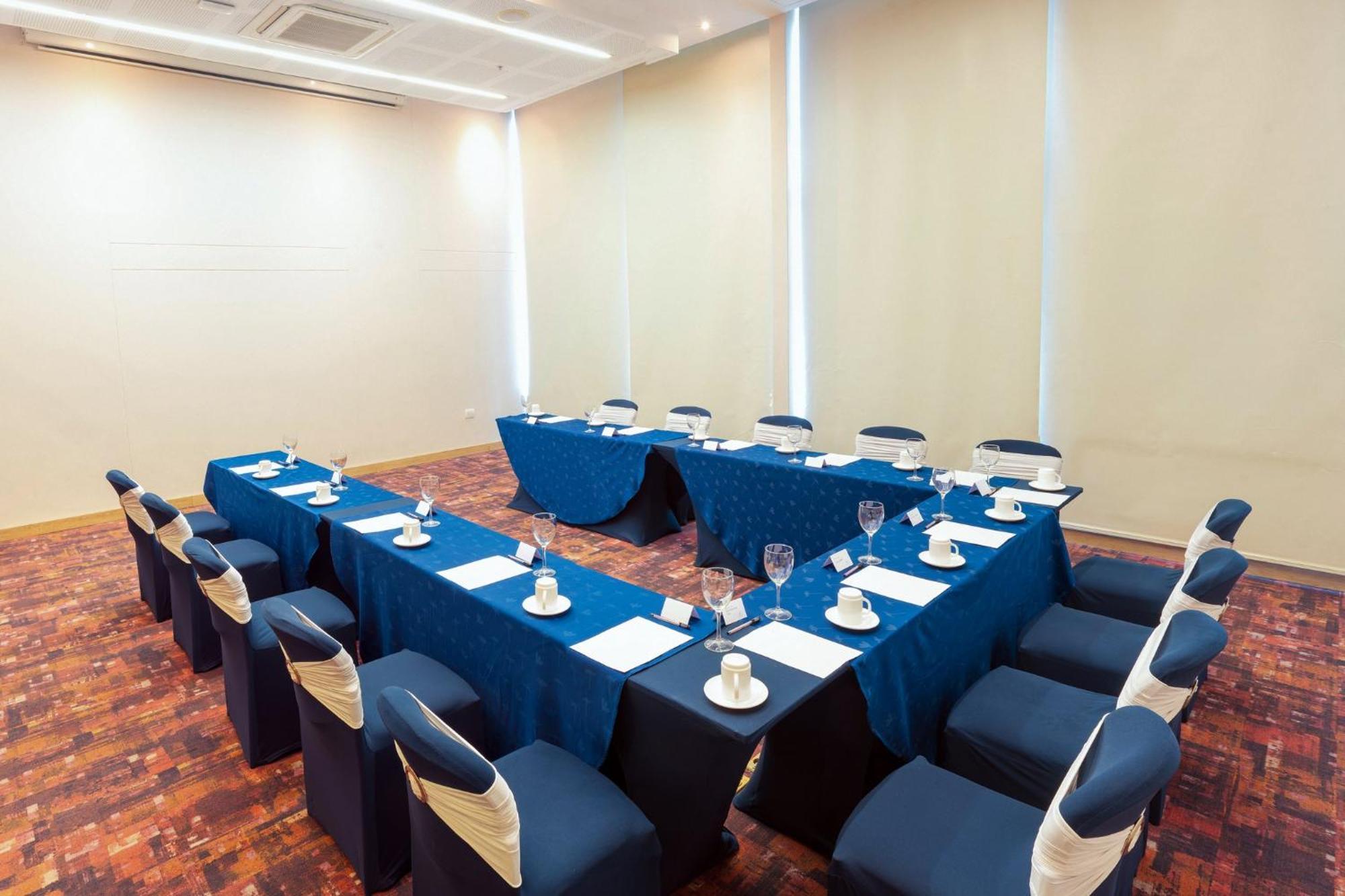 Holiday Inn Cucuta By Ihg Екстериор снимка Meeting room